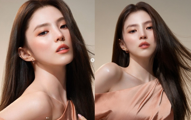  Han Sohee showed off her off-shoulder charm with the goddess aura optical illusion