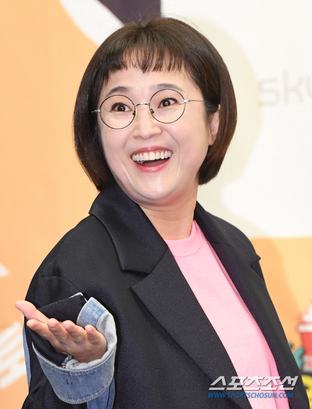 Song Eun-yi, 52, became a CEO of 10 billion won, and I'm sad that I got a degenerative neck disc