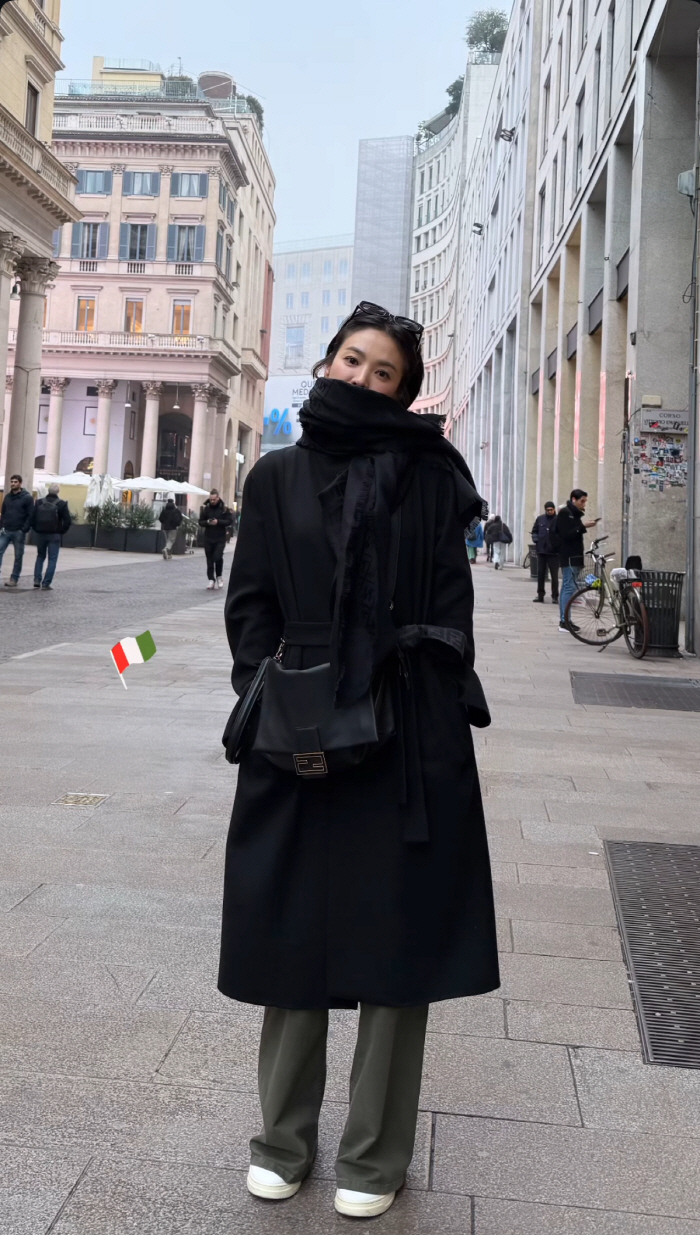 Song Hye-kyo, you can feel the dignity of all black..Italy's beauty page has been renewed