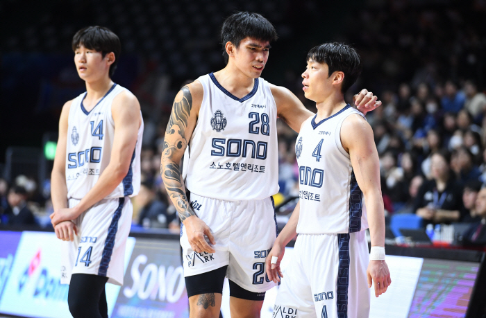 Sono's fighting spirit shone, winning 9585 completely over KCC...KCC has lost eight consecutive games in three seasons