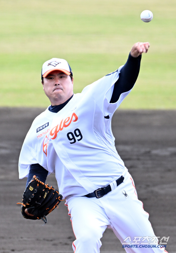 Up to 142km monster ace is solid...KK scoreless in 2 innings against KT in the first domestic team practice game