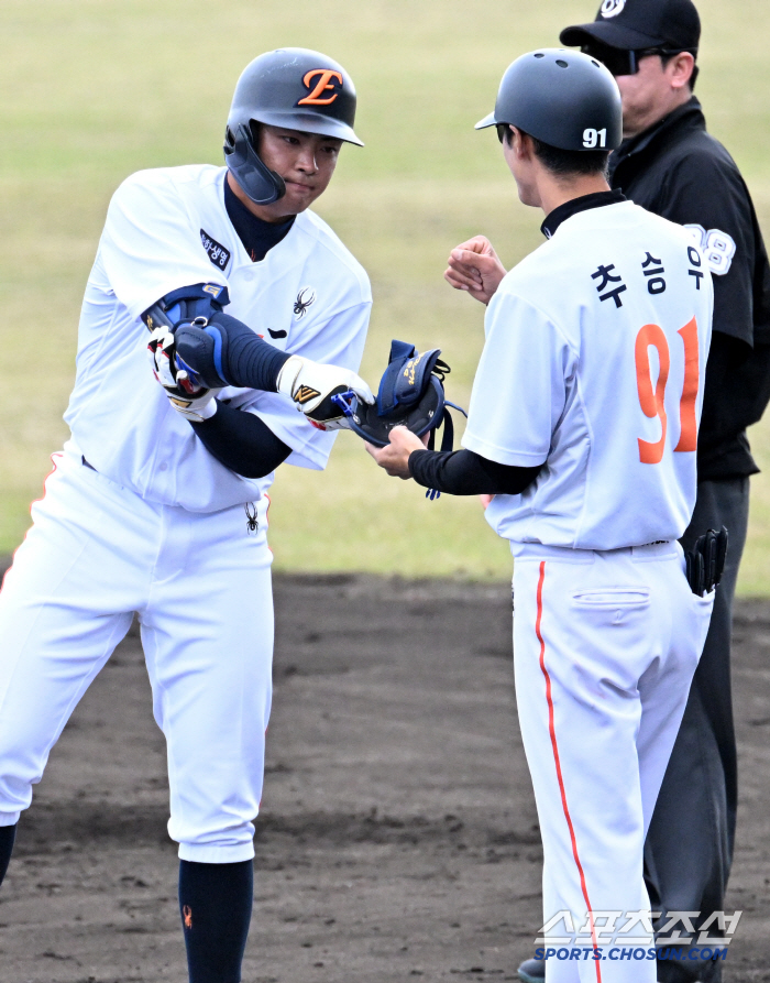 What if the pitcher shakes? to win by hitting…Ryu Hyun-jin pitched two good innings, Hanwha caught KT and won two consecutive practice games