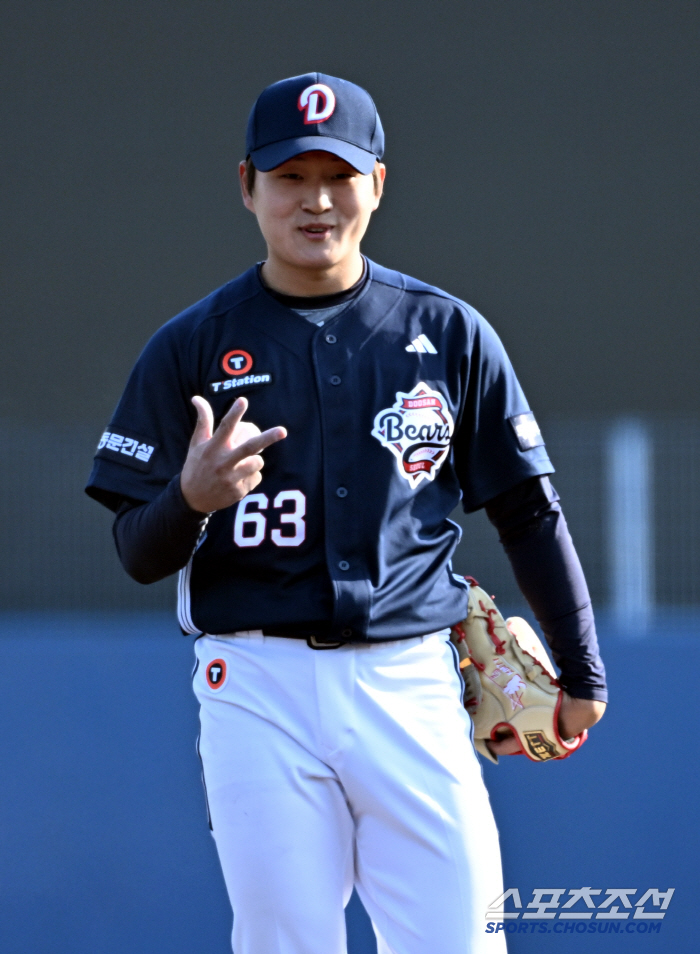 Wow, he's for a match. I've never seen a high-ranking official before.. → The bullpen pitching wasn't good, but the power in the first game was banging! Officials took a sigh of relief. 