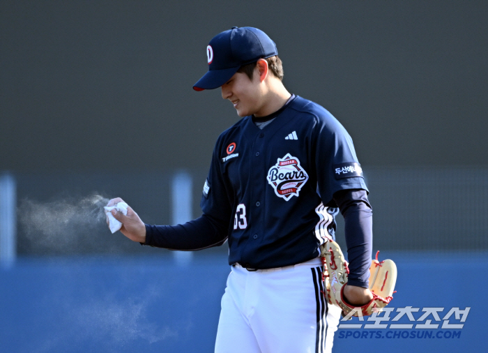 Wow, he's for a match. I've never seen a high-ranking official before.. → The bullpen pitching wasn't good, but the power in the first game was banging! Officials took a sigh of relief. 