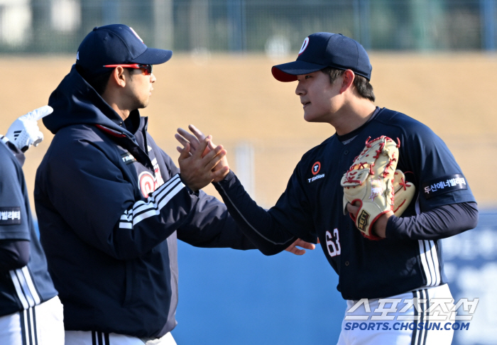 Wow, he's for a match. I've never seen a high-ranking official before.. → The bullpen pitching wasn't good, but the power in the first game was banging! Officials took a sigh of relief. 