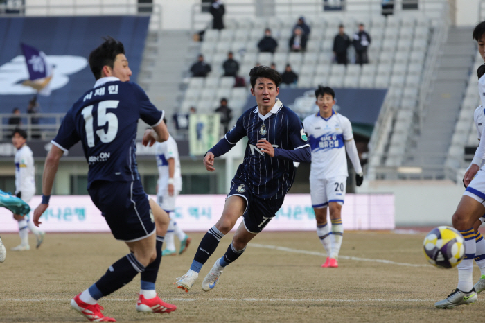 All the new students, come together! Seoul E-Land to start anew with fans at home game against Jeonnam