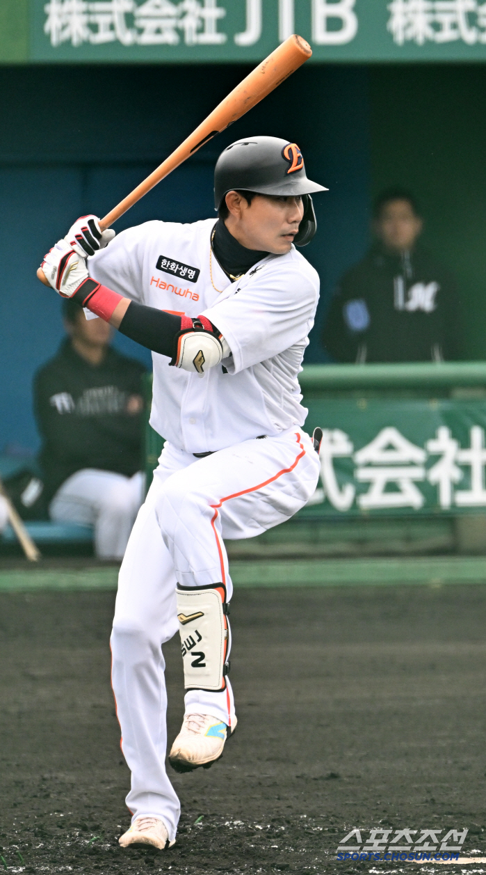 An Chi-hong? Shim Woo-jun? I opened up all possibilities...Hanwha's first batter at the new stadium, drawing from Okinawa camp