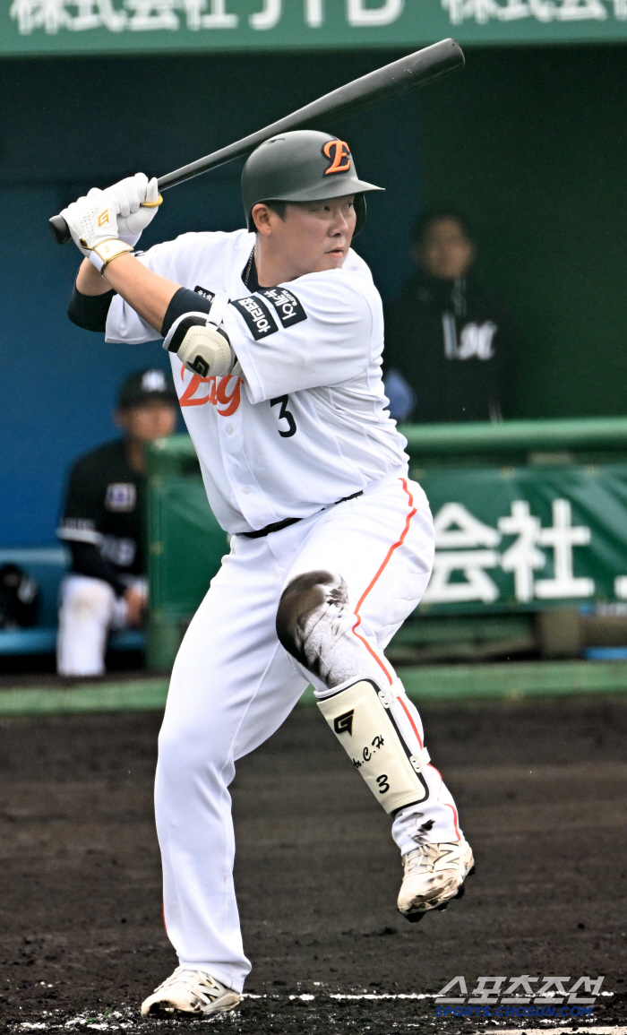 An Chi-hong? Shim Woo-jun? I opened up all possibilities...Hanwha's first batter at the new stadium, drawing from Okinawa camp