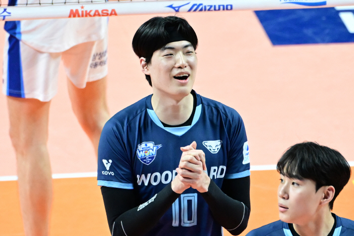 He's good when he comes to Cheonan. Sniper from his old team? The most 8 blocks in his life → 5 sets. Neither player Park Joon-hyuk, who led the reversal, nor fans have given up yet 