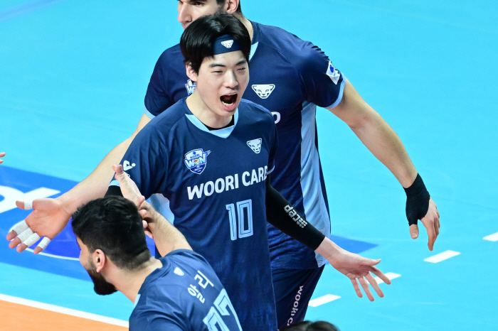 He's good when he comes to Cheonan. Sniper from his old team? The most 8 blocks in his life → 5 sets. Neither player Park Joon-hyuk, who led the reversal, nor fans have given up yet 