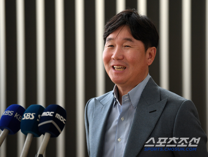 I'm pushing the baseball team! Ryu Ji-hyun communicates directly through the labang with manager Ryu Ji-hyun → KBO's aggressive fan touch move is eye-catching