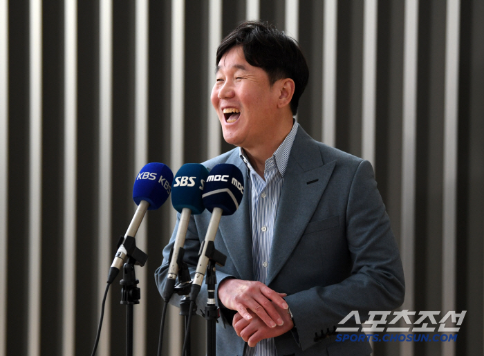 I'm pushing the baseball team! Ryu Ji-hyun communicates directly through the labang with manager Ryu Ji-hyun → KBO's aggressive fan touch move is eye-catching