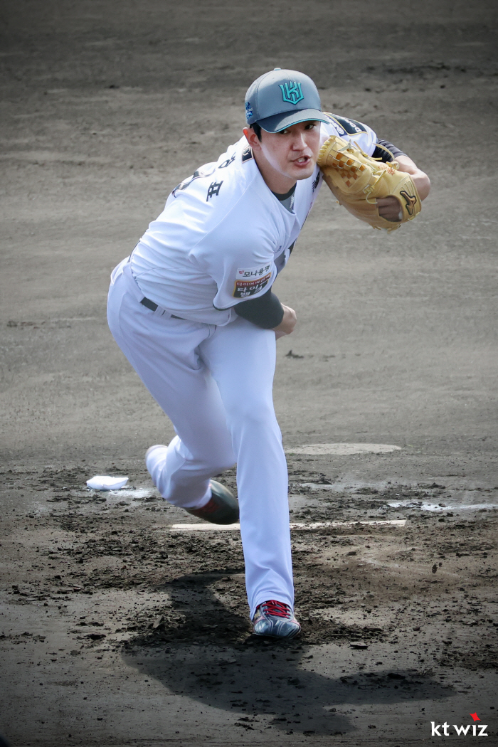 Ko Young-pyo's 3K good pitching in 3 innings & 15 hits exploded...KT was slapped by Hanwha and released it to Samsung for sure. 