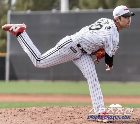 Last year's Son Ho-young Rice Cake Award This year, it swings and swings like Kim Byung-hyun's breaking ball that fits his body when it swings and misses 150km of Woo Kang-hoon's turn. 