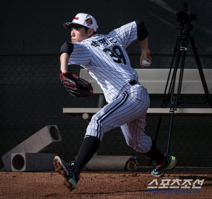 Last year's Son Ho-young Rice Cake Award This year, it swings and swings like Kim Byung-hyun's breaking ball that fits his body when it swings and misses 150km of Woo Kang-hoon's turn. 