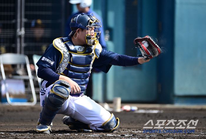 Overwhelmed batters and deleted 3 innings KBO's best catcher Yang Eui-ji and strong ball power Jack Rogue 