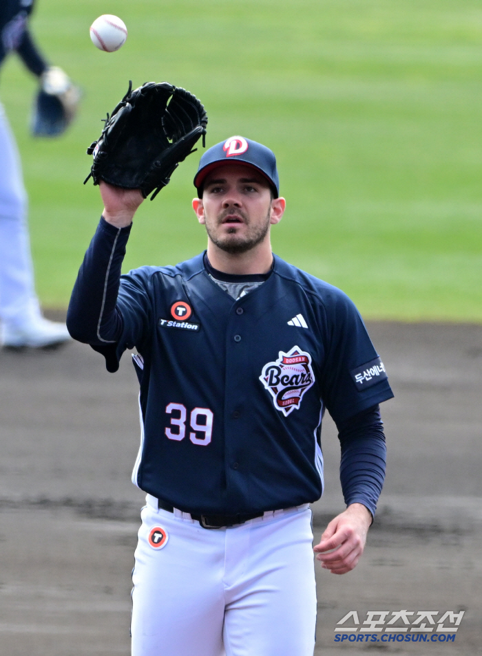 Overwhelmed batters and deleted 3 innings KBO's best catcher Yang Eui-ji and strong ball power Jack Rogue 