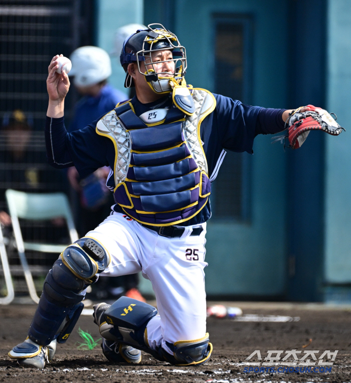 Overwhelmed batters and deleted 3 innings KBO's best catcher Yang Eui-ji and strong ball power Jack Rogue 