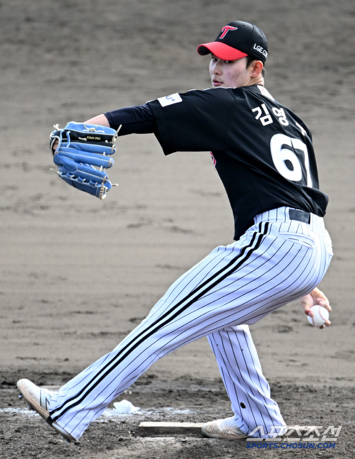 A perfect save with 154km in his first appearance on his debut, did a veteran get inside the rookie?  Baseball Life Goal Finishing Pitcher. Delighted to hear 