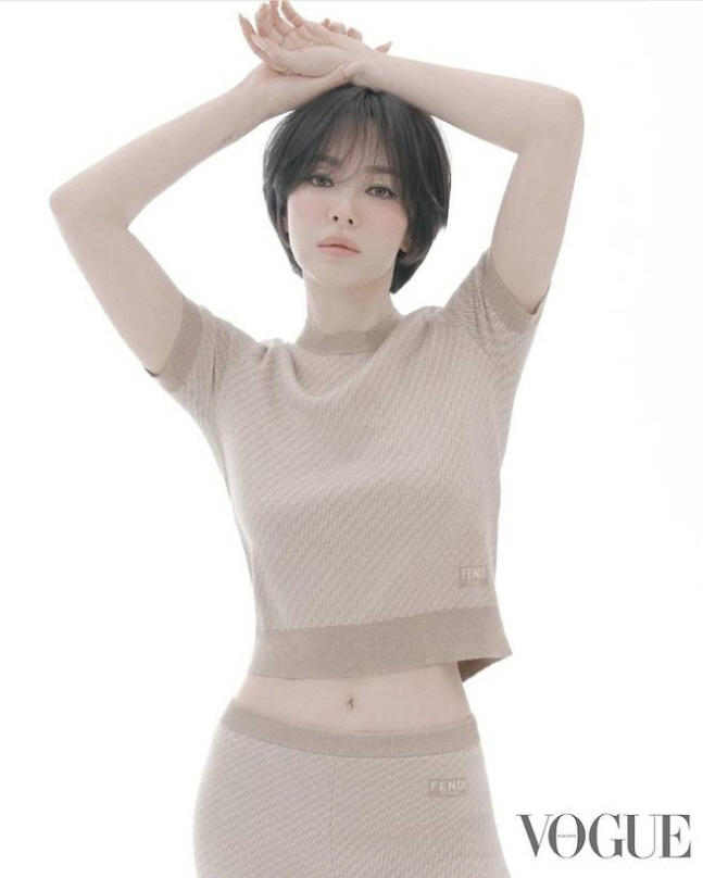  There's no famous painting. Song Hye-kyo, short hair  see-through photoshoot...The atmosphere is crazy