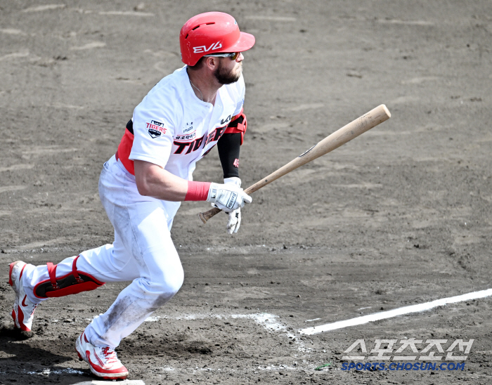 This is the KBO's top shortstop's class Oh Ji-hwan and Wizdom's two hits Come on, let's do this much