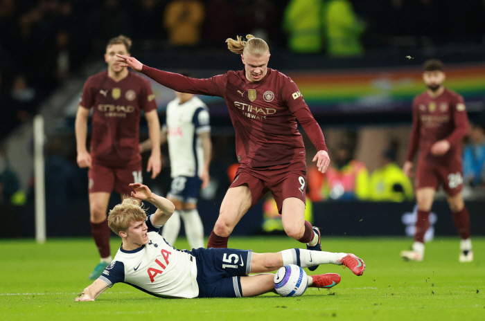 What a waste, Son Heungmin! SON 67th minute Tottenham shock lineup ends 01 defeat by Holan's return goal Man City