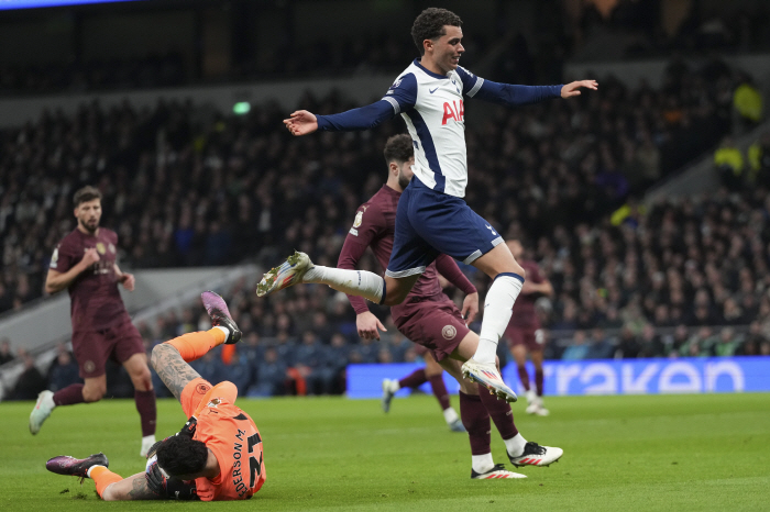 What a waste, Son Heungmin! SON 67th minute Tottenham shock lineup ends 01 defeat by Holan's return goal Man City