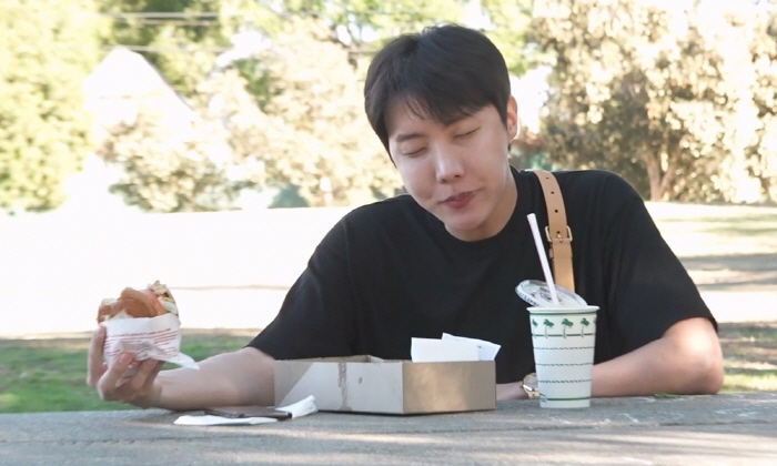 BTS also goes to drive-through in person..j-hope, hamburger eating show in an open car (I live alone)