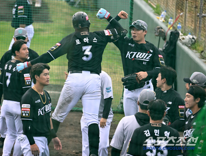 Isn't it for practice? Kang Baek-ho with 26 home runs, Kang Baek-ho with 32 home runs, and Rojas with 1st and 2nd home runs, coach Lee Kang-chul sincerely said, 'Even during the regular season, 