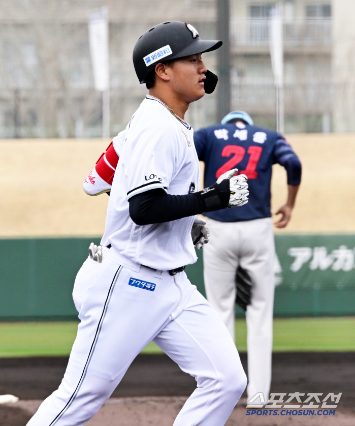 Park Se-woong, a rookie in the first round, who started the Lotte exchange match after hitting a home run, is scared of Nishikawa. 