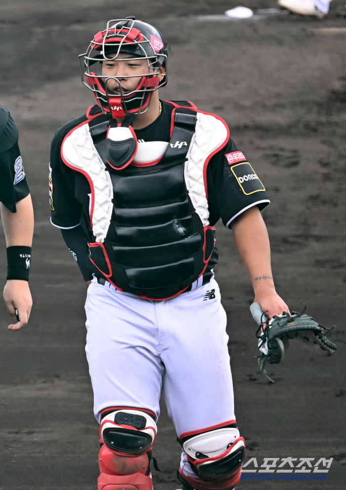 The catcher who was never in the world is coming. It is a little difficult to be the top hitter in the catcher's preliminary FA with 26 home runs last year. But it's fun. 