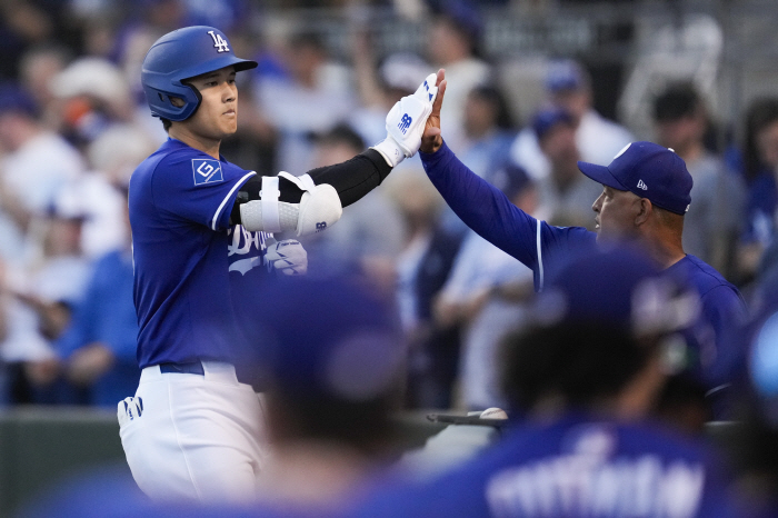 This is superstar Ohtani!  First at-bat in the exhibition game, solo shot to the left, beat Kikuchi, a high school senior from his home