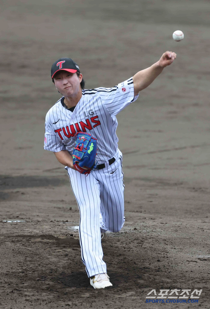 The 154km rookie finish collapsed in the ninth inning with a two-run shot. 21 scoreless innings over. Oh Won-seok, Heysus cuevas scoreless, Kim Min-hyuk home run KT, and LG won 5-0 (Okinawa Review)