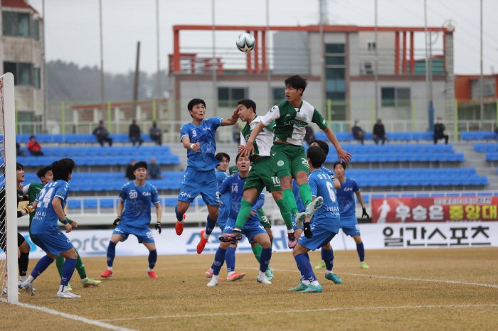  Han Seung-yong Theater's Header Goal Konkuk University took Chung-Ang University 31 at the end of the extension and recaptured the top in 20 years