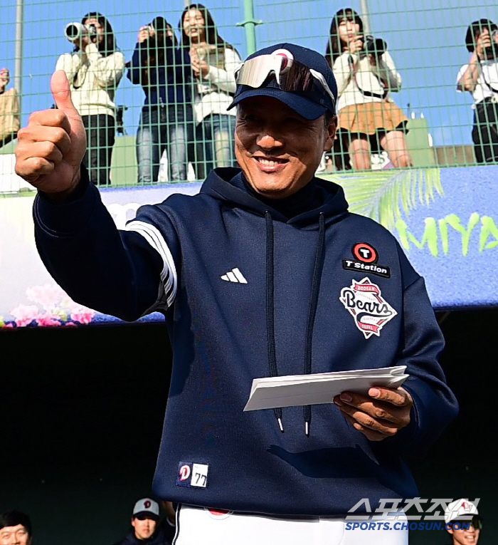 Director Lee Seung-yeop gave encouragement with a big smile the day after the shock therapy. 