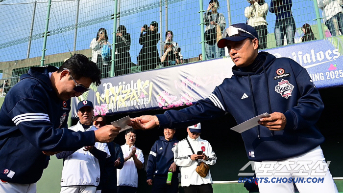 Director Lee Seung-yeop gave encouragement with a big smile the day after the shock therapy. 