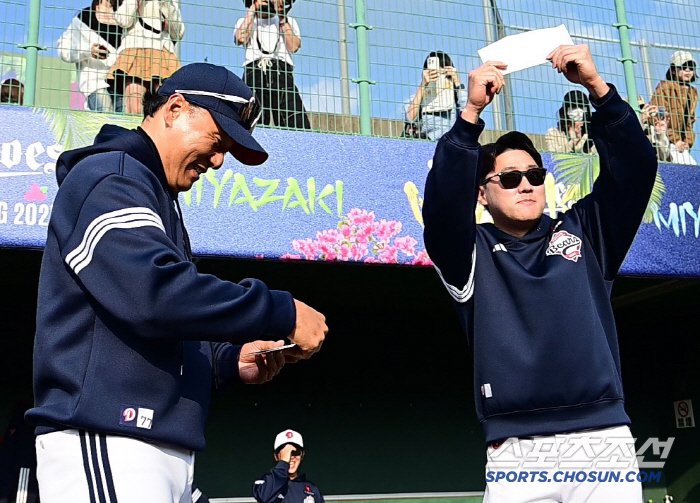 Director Lee Seung-yeop gave encouragement with a big smile the day after the shock therapy. 