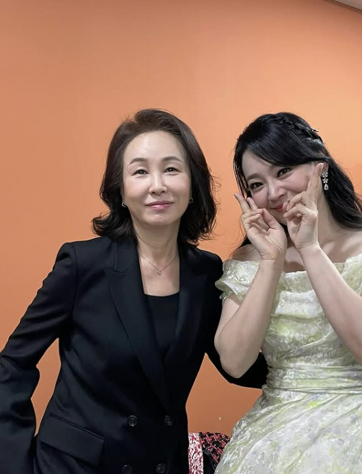 'Kim Yu-na ♥' Ko Woo-rim captures the March 1st celebration..A precious two-shot with Kim Mi-sook