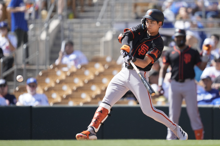 LAD right fielder Lee Jung-hoo's 176.4 km bullet hit made him confused. It's a double