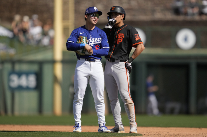 LAD right fielder Lee Jung-hoo's 176.4 km bullet hit made him confused. It's a double