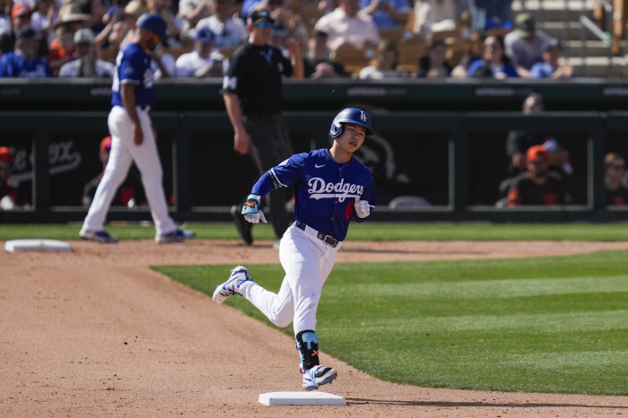 LAD's eye-catching, proven by Kim Hye-sung's first home run, would have eased the burden of modifying the batting form for contact  power Roberts