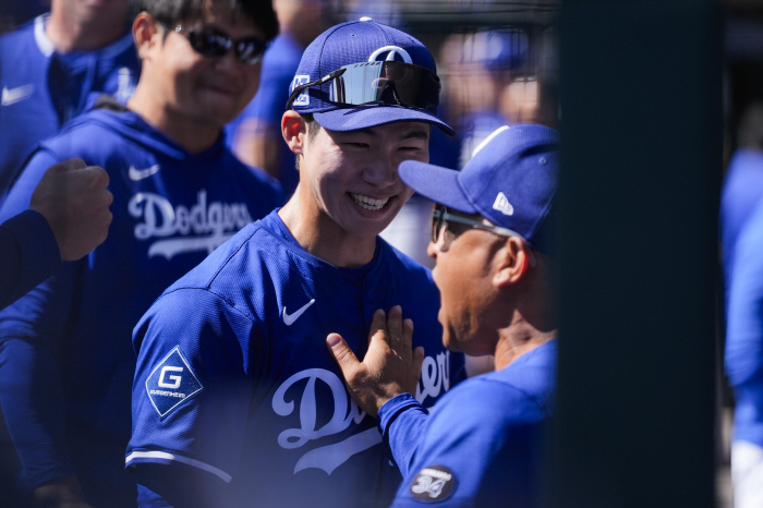 LAD's eye-catching, proven by Kim Hye-sung's first home run, would have eased the burden of modifying the batting form for contact  power Roberts