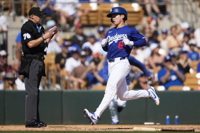 LAD's eye-catching, proven by Kim Hye-sung's first home run, would have eased the burden of modifying the batting form for contact  power Roberts