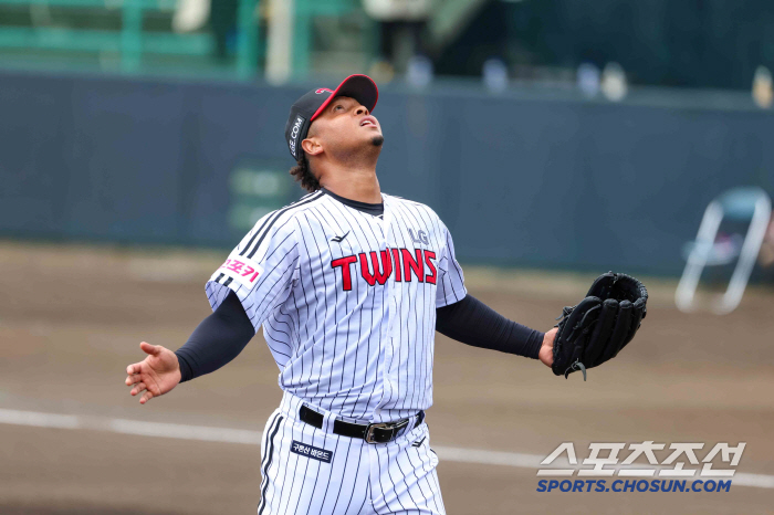 Last year's semi-PO, five scoreless games and two innings of 3K scoreless to KT, which met El Dong-won again (Okinawa Field)