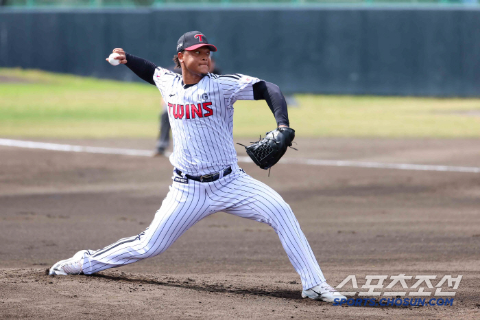 Last year's semi-PO, five scoreless games and two innings of 3K scoreless to KT, which met El Dong-won again (Okinawa Field)