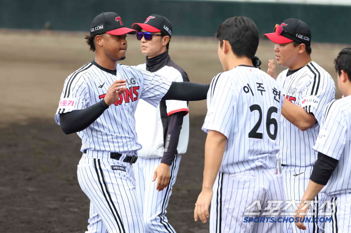 Last year's semi-PO, five scoreless games and two innings of 3K scoreless to KT, which met El Dong-won again (Okinawa Field)