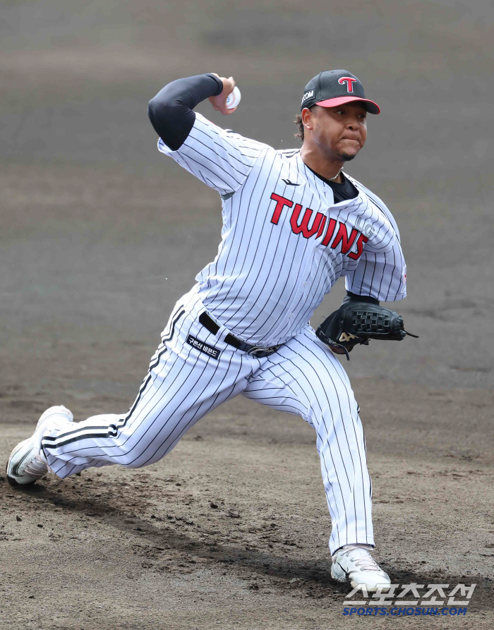 Last year's semi-PO, five scoreless games and two innings of 3K scoreless to KT, which met El Dong-won again (Okinawa Field)