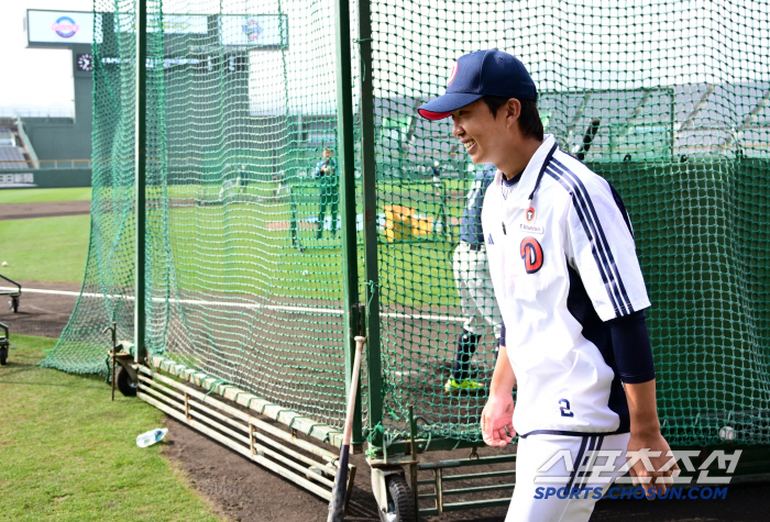 Minseok, are you a superstar or what! The older brothers' mischief toward Kim Min-seok, who visited Lotte in Doosan's uniform 