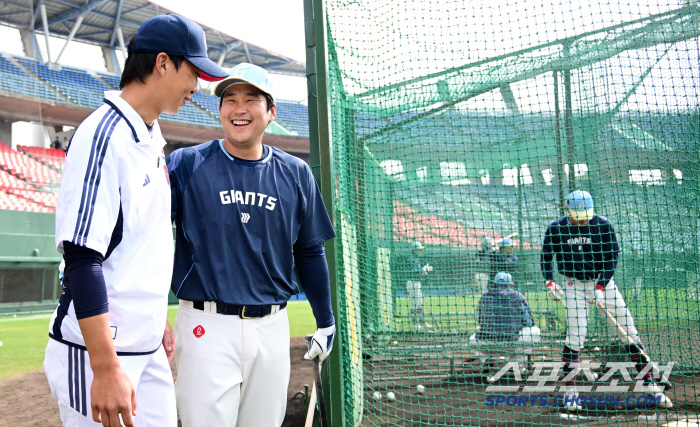 Minseok, are you a superstar or what! The older brothers' mischief toward Kim Min-seok, who visited Lotte in Doosan's uniform 