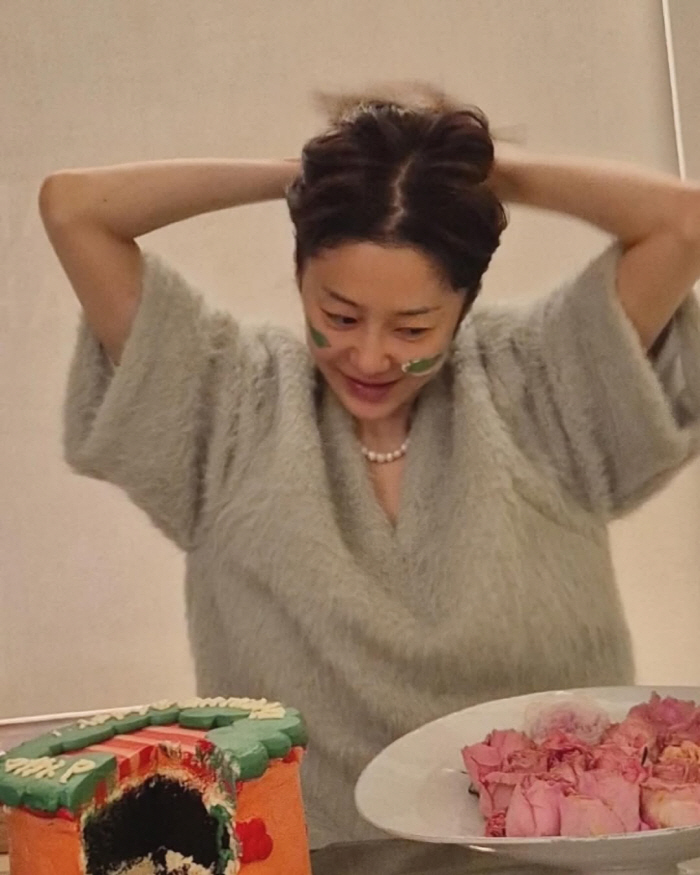 Ko Hyun-jung, thank you for a fancy birthday party gift  I've never seen you act cute before